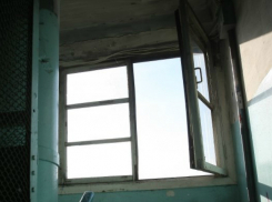 В Ростове 81-летний пенсионер шокирующе выпал из окна