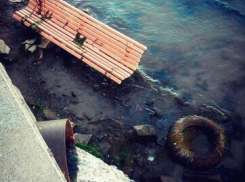 Вандалы выкинули лавочку с набережной в реку Дон