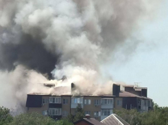 В Батайске полыхает многоэтажный жилой дом 