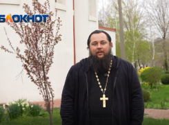 «Семью чаще разрушает не одна ссора, а постепенная утрата близости»: ростовский священник — о том, почему сегодня так трудно сохранить отношения 