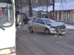 Опубликованы фото жуткого ДТП с иномаркой и маршруткой в Ростове-на-Дону