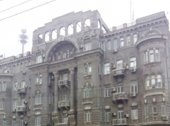 В Ростове закрыли проход вдоль отдела полиции из-за упавшего куска крыши