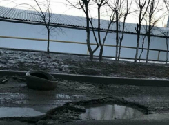 Похожая на детский бассейн огромная яма собирает пробитые колеса в Ростове