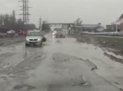 Снявшую на видео ужасную дорогу в Ростове девушку раскритиковали в соцсетях