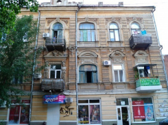 Лепнина весом в полтонны рухнула с ростовской крыши