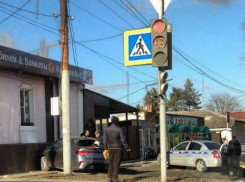 Женщина за рулем иномарки врезалась в здание кафе после ДТП с маршруткой в Ростовской области