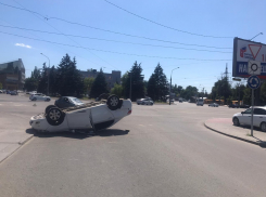 В Ростове в результате аварии перевернулась легковушка