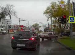 Лихой трюк таксиста-«колдуна» на встречке рассмешил жителей Ростовской области и попал на видео 