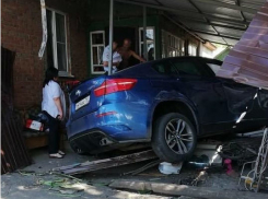 В Ростовской области иномарка на скорости влетела во двор жилого дома  