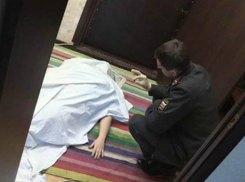 Труп молодой женщины в нижнем белье обнаружил у себя дома житель Ростова