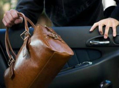 Сумку «с тремя зарплатами» украли из машины у жителя Ростова