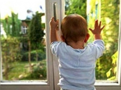 Маленький ребенок выпал из окна и получил травмы в Ростовской области