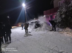 В Ростовской области машину главы администрации закидали снегом из-за неубранных дорог