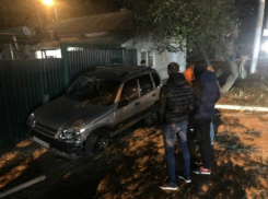 Отскочивший от удара с легковушкой Chevrolet остановил забор частного дома под Ростовом