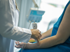 «Стоял в очереди 5,5 часов с ковидными»: ростовчане пожаловались на работу поликлиники в Суворовском