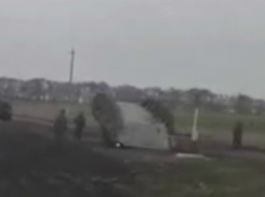 Пытавшиеся перевернуть танк военные насмешили автолюбителей в Ростовской области