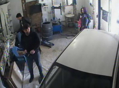 Любителя ремонтировать машину за чужой счет поймали на видео работники автосервиса в Таганроге