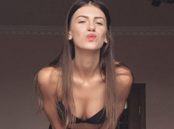 Удивительно длинные обнаженные ноги показала стройная красавица-брюнетка из Ростова