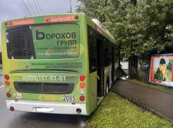 Автобус с пятью пассажирами врезался в припаркованный грузовик и забор в Ростове