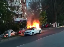 Восстановлению не подлежит: в Ростове взорвался и сгорел автомобиль