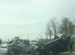 Молодой мужчина пострадал в перевернувшемся после ДТП автомобиле на трассе под Ростовом 