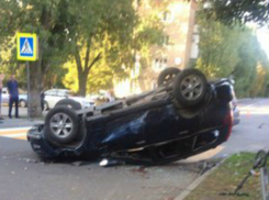 Двое молодых мужчин получили травмы в ДТП с опрокинувшимся внедорожником в Ростовской области