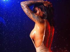 Соблазнительной мокрой попкой и оголенной грудью порадовала поклонников звезда «Дома-2» из Ростова