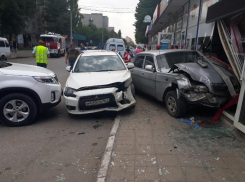 В Таганроге «Волга» столкнулась с двумя иномарками и протаранила магазин