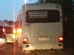 Объезжавший пробку по тротуару «борзый» водитель маршрутки возмутил жителей Ростова