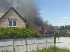 Люди вместе с пожарными спасают от огня свои дома в Ростовской области