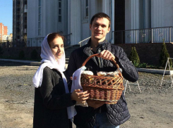 Освященные пасхальные куличи и крашеные яйца показали ростовчане на фото у храмов