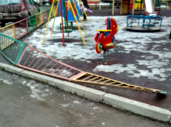 Опасную детскую площадку с аварийными каруселями обнаружили в Ростове-на-Дону