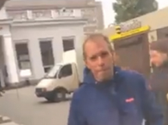Посылавший похабные «воздушные поцелуи» девушкам в автобусе странный ростовчанин попал на видео
