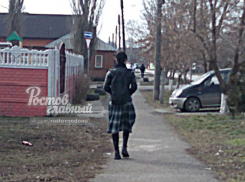 Спокойно бродивший по улицам молодой парень в юбке вызвал бурю эмоций у жителей Ростова