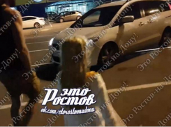 В Ростове мать бросила 7-летнюю девочку на парковке гипермаркета и уехала