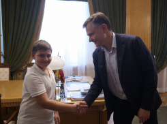 Слюсарь наградил мальчика за спасение девушки в Волгодонске