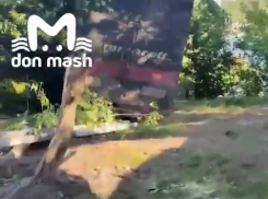 В Ростове фура упала в реку в районе Зеленого острова