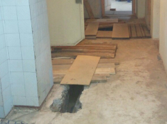 Через фанеры и огромные дыры приходится прыгать пациентам разваливающейся горбольницы №7 в Ростове