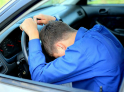 Безработный пьяный водитель протаранил припаркованный BMW, уходя от полицейской погони в Ростове