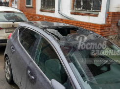 Обвалившаяся с фасада двух зданий в центре Ростова облицовка раскрошила четыре автомобиля