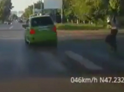 Смертельно опасный вираж безбашенной автоледи попал на видео в Ростовской области 