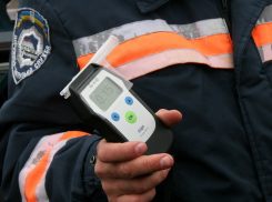 Пьяный капитан полиции на «Киа Рио» врезался в припаркованный «КамАЗ» в Ростовской области 
