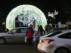 Две гордые «яжематери» с маленькими детьми в Ростове поверили в свою бессмертность, шагая по дороге с мчащимися машинами