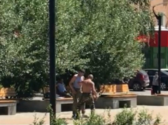 Показательный бой устроили некрепко стоящие на ногах десантники в центре Ростова