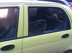 Автоворы разбили стекло в иномарке девушки-инвалида и забрали сумку с документами в Ростове