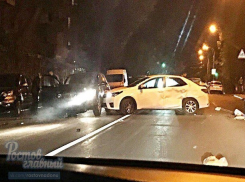 В Ростове белая иномарка распласталась поперек дороги, перекрыв движение