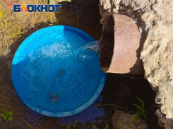 Вода течет, а чиновники молчат: ростовчанка жалуется на прорыв водопровода, который не могут убрать более двух лет