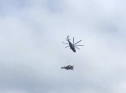 В Ростове вертолет перевозил самолет на буксире