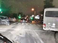 В Ростове водитель маршрутки протаранил три машины в районе авторынка «Фортуна»