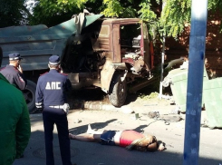 Водитель «КамАЗа» совершил «крутое пике» и вылетел из кабины во время жёсткого столкновения с иномаркой в Ростове